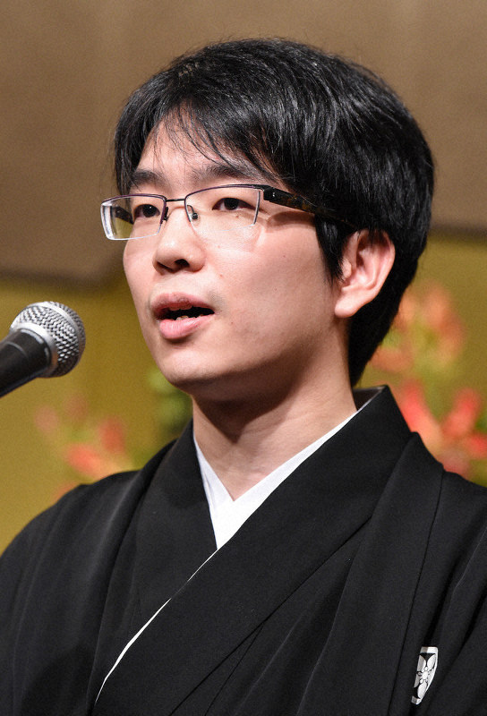 名人就位式であいさつする豊島将之名人=滝川大貴撮影