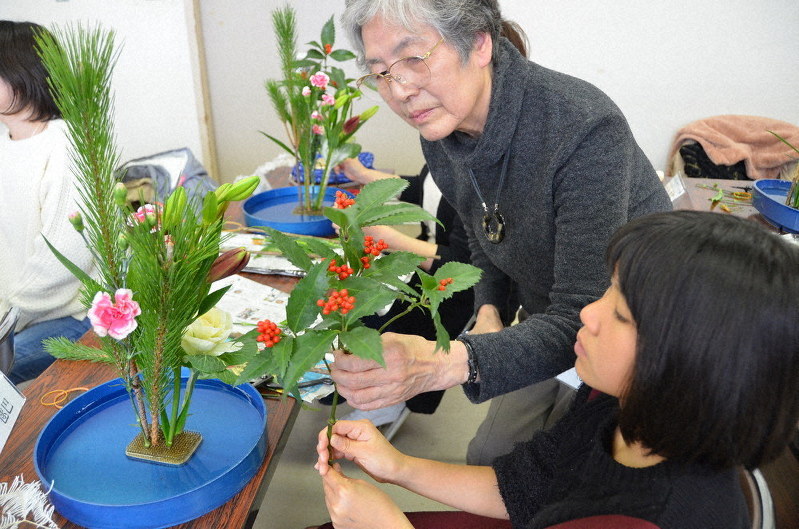 お正月の生け花体験 古河 茨城 毎日新聞