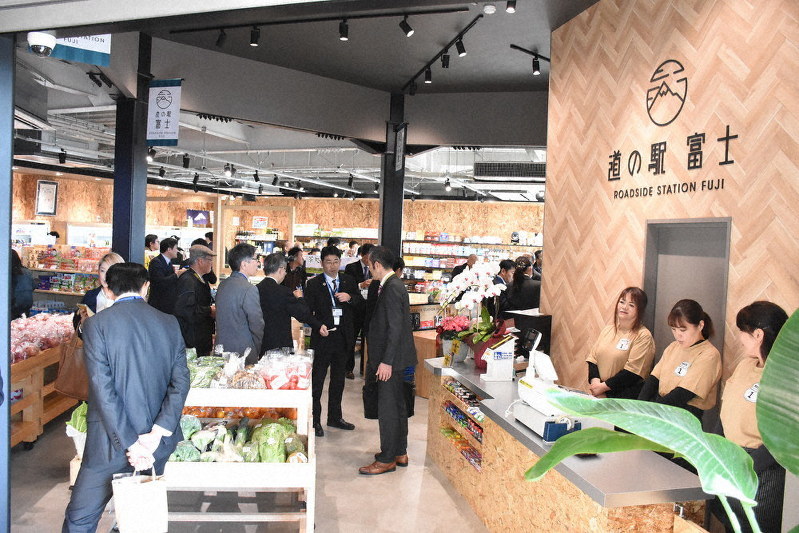1階で特産品を販売する「おみやげルートONE」。国道1号や日本一の標高を誇る富士山などから名付けられた=静岡県富士市で