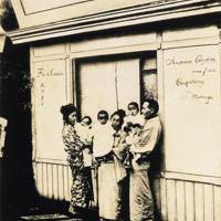 創業翌年の１９００年、東京・溜池の表通りに進出した店舗兼工場。裏通りにあった最初の建物の写真は現存しない＝森永製菓提供