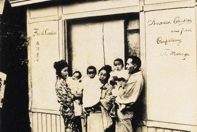 創業翌年の１９００年、東京・溜池の表通りに進出した店舗兼工場。裏通りにあった最初の建物の写真は現存しない＝森永製菓提供