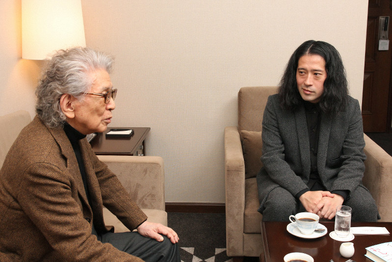五木寛之さん(左)と又吉直樹さん(右)=東京都内で2019年11月18日、中村琢磨撮影