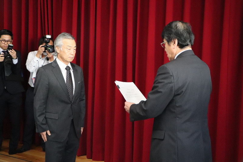 第三者委員会の橋本治委員長(右)から答申書を受け取る岐阜市の早川三根夫教育長=岐阜市明徳町の市中央青少年会館で2019年12月23日午後1時5分、高橋龍介撮影