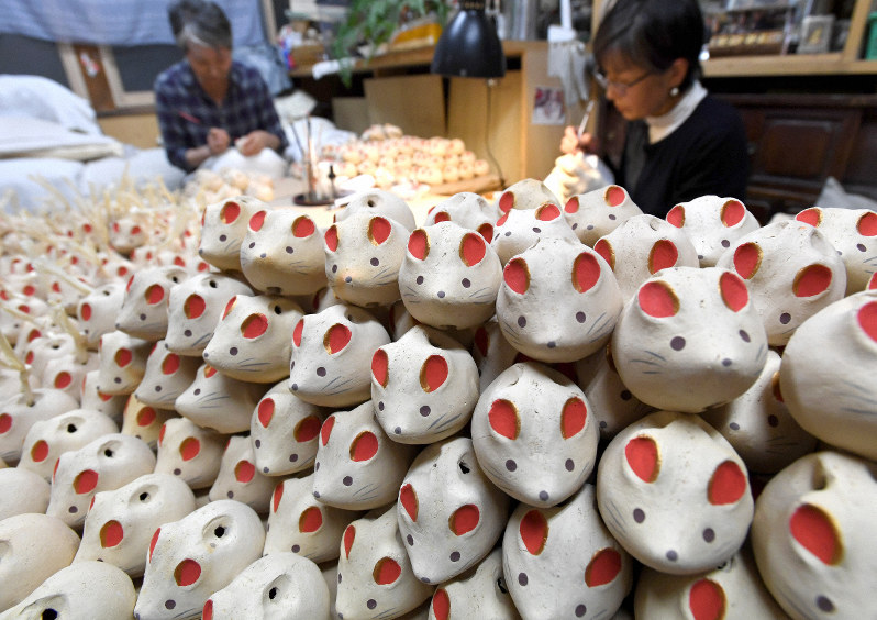 最盛期を迎えているネズミの土鈴作り=札幌市中央区の北海道神宮で2019年12月23日、竹内幹撮影