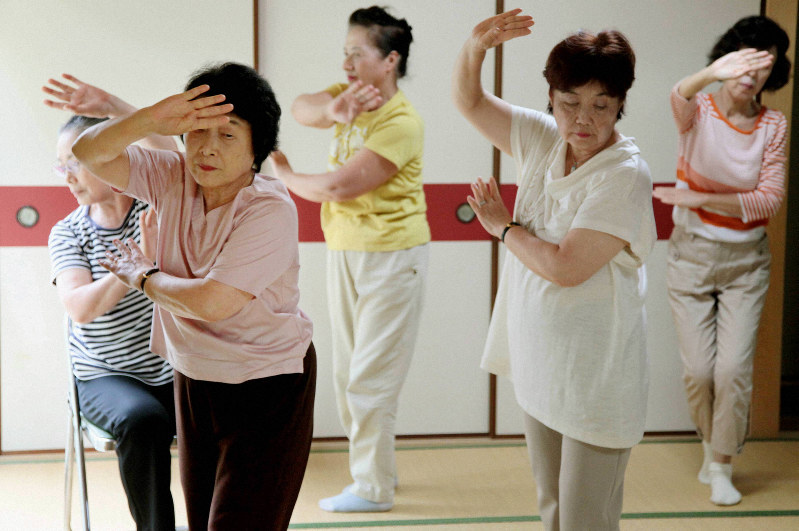 健康維持を目指して踊る人たち