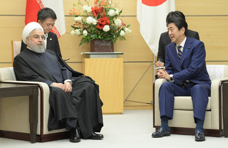 首脳会談するイランのロウハニ大統領(左)と安倍晋三首相=首相官邸で2019年12月20日、川田雅浩撮影