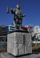 JR静岡駅北口にある「徳川家康公之像」＝静岡市葵区で2014年12月24日、平塚雄太撮影