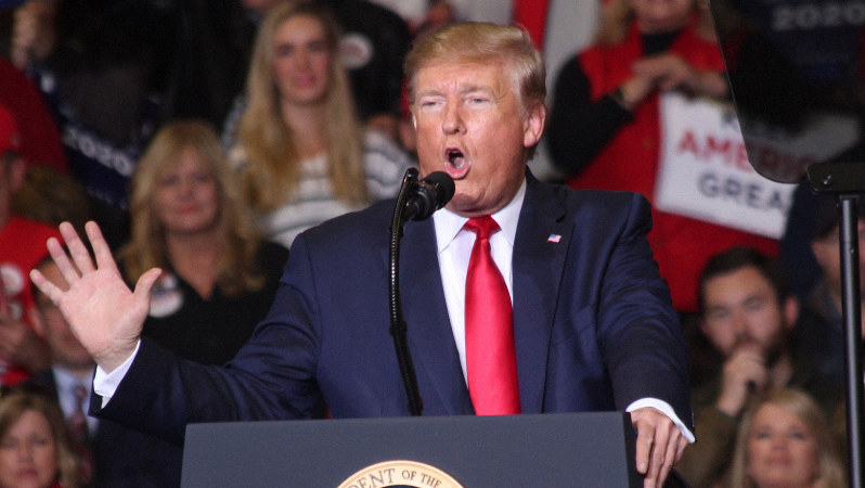 演説するトランプ米大統領=米国南部ミシシッピ州トゥーペロで2019年11月1日、古本陽荘撮影