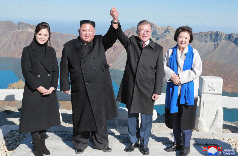 北朝鮮北部の白頭山で記念撮影する金正恩朝鮮労働党委員長(左から2人目)と韓国の文在寅大統領(右から2人目)。両端は金氏の妻の李雪主氏(左)と文氏の妻の金正淑氏=2018年9月20日、朝鮮中央通信・朝鮮通信