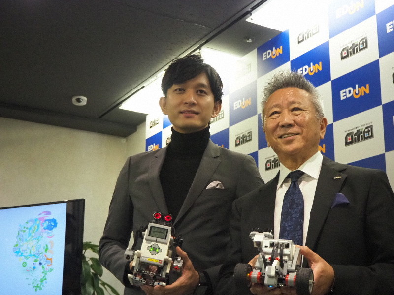 プログラミング教室事業の拡大について記者会見したエディオンの久保允誉会長兼社長(右)と、夢見るの重見彰則社長=大阪市北区で2019年12月23日、加藤美穂子撮影