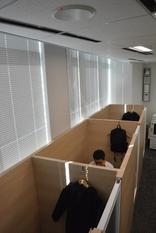 各ブースが仕切られた三井住友銀行のサテライトオフィス=東京都新宿区で2019年12月4日午前9時9分、高橋祐貴撮影