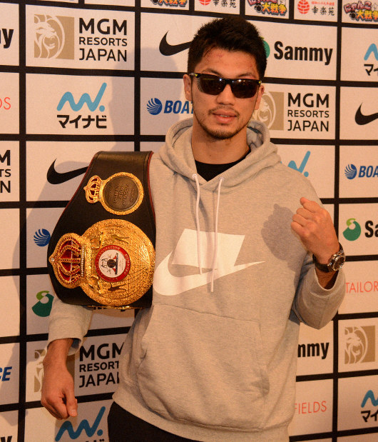 村田、激闘から一夜明けサングラスで会見 「来年、皆さんが盛り上がる