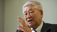 インタビューに答える野口悠紀雄・一橋大名誉教授＝東京都新宿区で2019年12月18日、宮本明登撮影