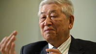 インタビューに答える野口悠紀雄・一橋大名誉教授＝東京都新宿区で2019年12月18日、宮本明登撮影