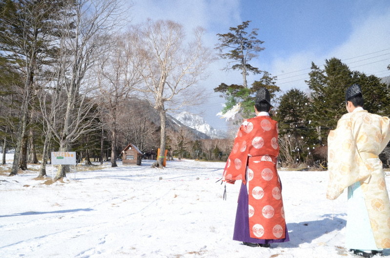 雪の少ないゲレンデで安全祈願する神職=栃木県日光市の日光湯元温泉スキー場で