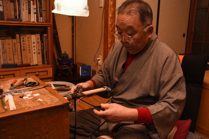 自宅で柄巻きの作業をする遠山康男さん=岐阜県関市旭ケ丘で