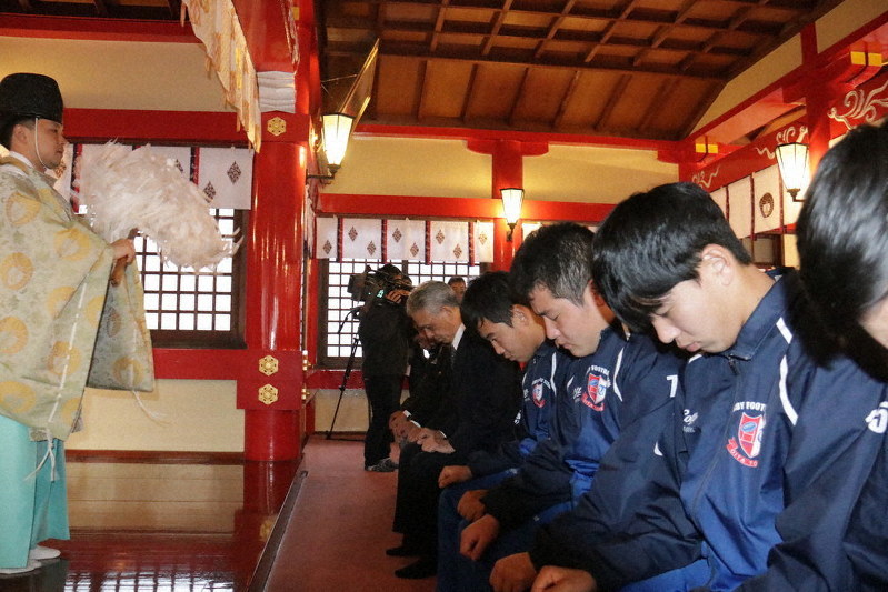 春日神社で初勝利を祈願した大分東明ラグビー部