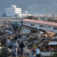 東日本大震災の津波で壊滅的な被害を受けた岩手県陸前高田市の市街地。沿岸部はがれきや災害ごみで埋め尽くされた光景が広がった=2011年3月12日、兵藤公治撮影