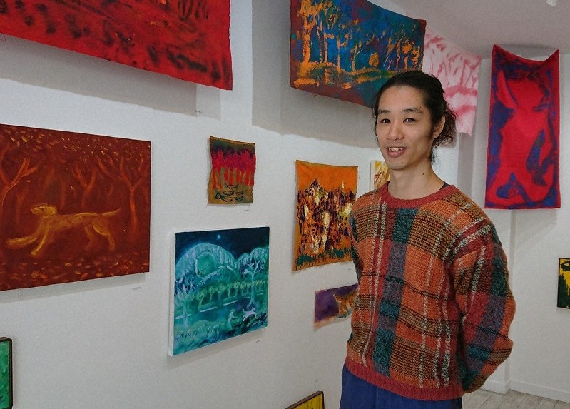 個展の会場で絵本作りについて話す阿部海太さん