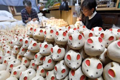 最盛期を迎えているネズミの土鈴作り＝北海道神宮で