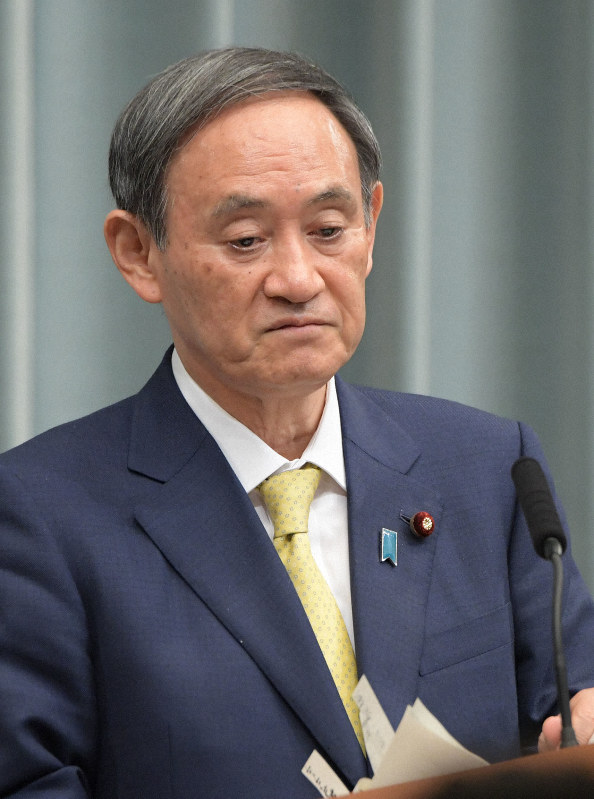 記者会見で東京地検特捜部による自民党の秋元司衆院議員の逮捕についての質問を聞く菅義偉官房長官=首相官邸で2019年12月25日午前11時33分、川田雅浩撮影