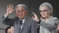 ラグビー・ワールドカップ3位決定戦の試合会場で手を振られる上皇ご夫妻＝東京・味の素スタジアムで11月1日、玉城達郎撮影