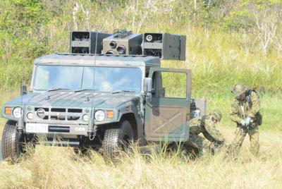 近距離地対空誘導弾での対空戦闘訓練に臨む自衛隊員ら＝鹿児島県奄美市で１１月８日、神田和明撮影