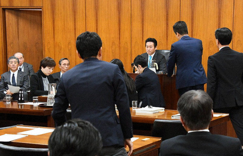 衆院内閣委員会で「統合型リゾート整備推進法案」が与党などの賛成多数で可決され、抗議する議員に詰め寄られる秋元司委員長(中央奥)=国会内で2016年12月2日、川田雅浩撮影