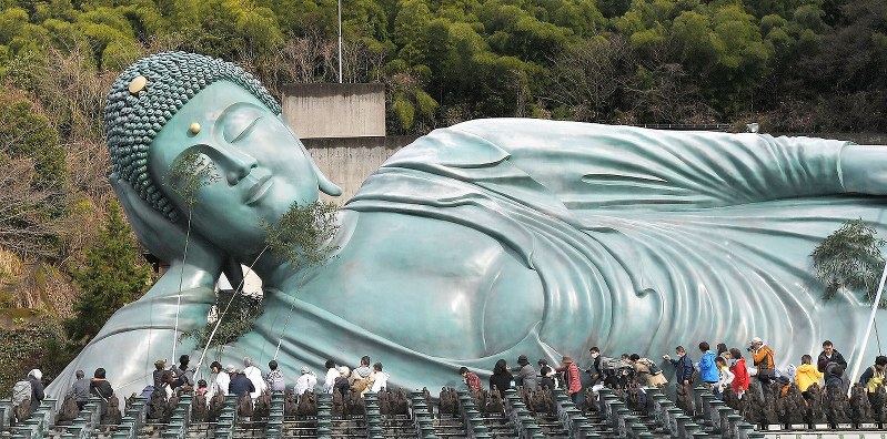 世界最大級 41メートルの巨大涅槃像 ねぼとけさん「お身ぬぐい」 福岡