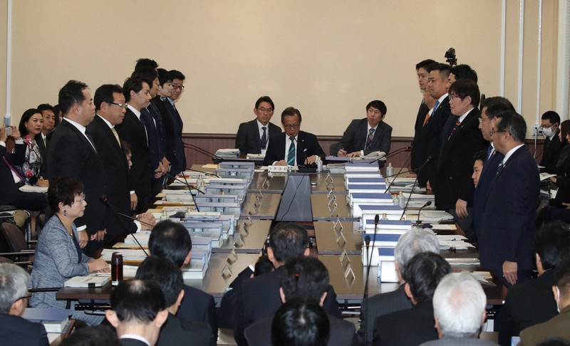 起立採決が行われた法定協議会=大阪市中央区で2019年12月26日午前11時46分、梅田麻衣子撮影