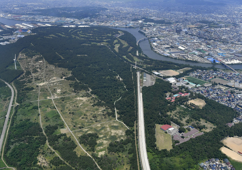 陸上自衛隊新屋演習場(左)。右奥は秋田市街地=秋田市で、本社機「希望」から