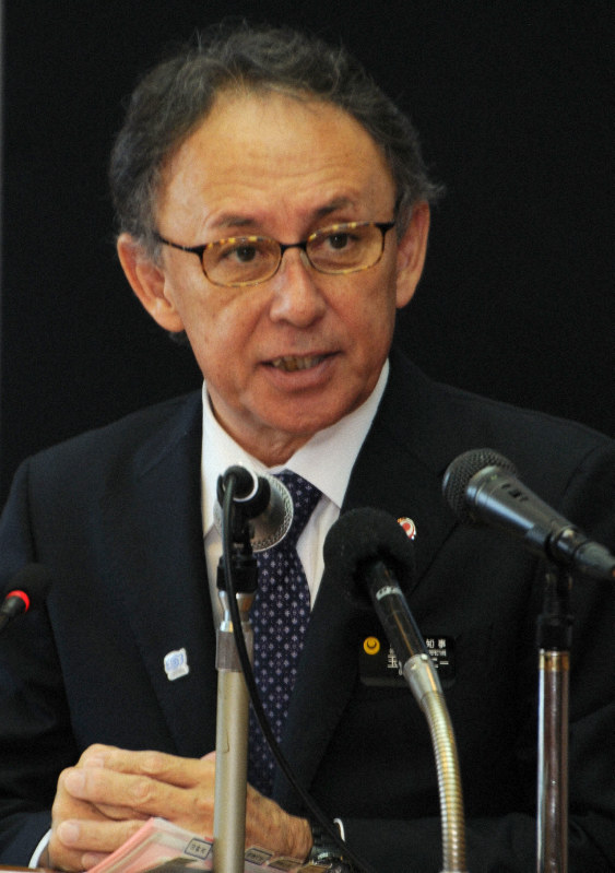 各社の共同インタビューに応じる沖縄県の玉城デニー知事=那覇市の県庁で2019年12月26日午後2時5分、遠藤孝康撮影