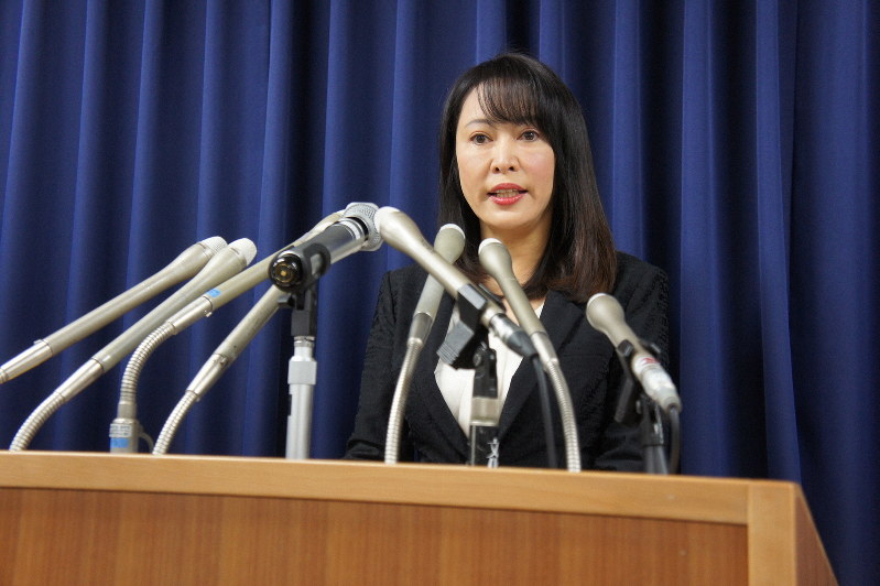 死刑執行について記者会見する森雅子法相=法務省で26日午前11時3分、村上尊一撮影