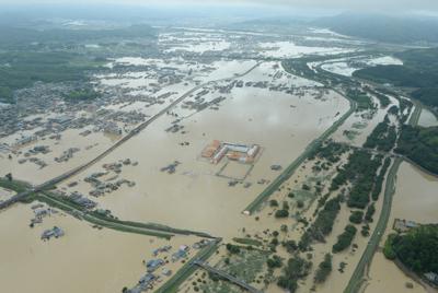 堤防が決壊し（中央下）、街を濁流が覆い尽くした小田川＝岡山県倉敷市真備町地区で2018年7月8日午前10時7分、本社ヘリから加古信志撮影