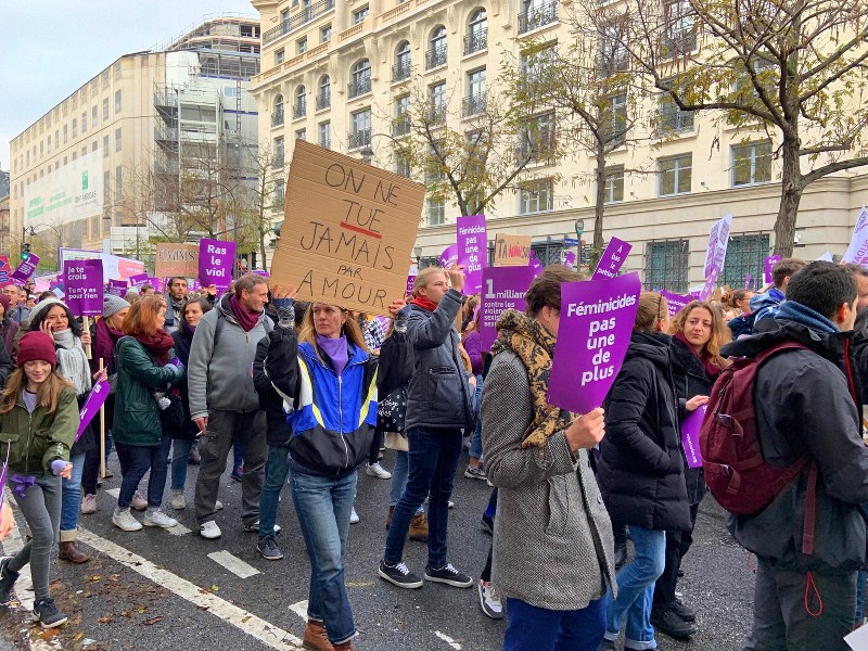 女性への暴力反対を訴えるデモ参加者=パリ2区で11月23日、筆者撮影