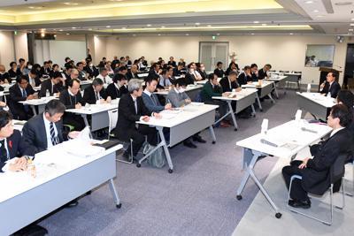 シンポジウムは高校、大学関係者など多くの参加者が詰めかけた＝東京都千代田区の毎日ホールで11月22日