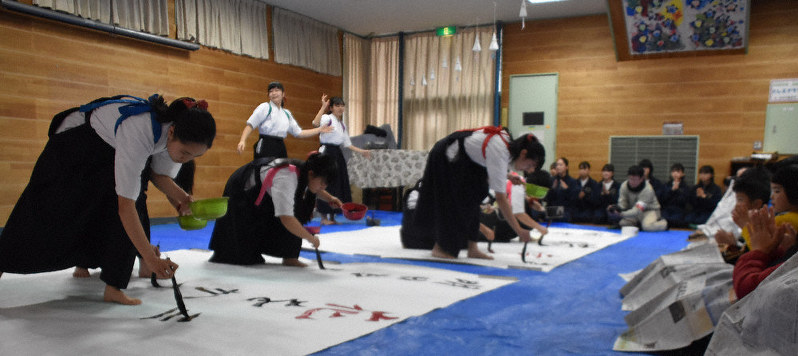 曲に合わせパフォーマンス 川越女子高書道部 埼玉 毎日新聞