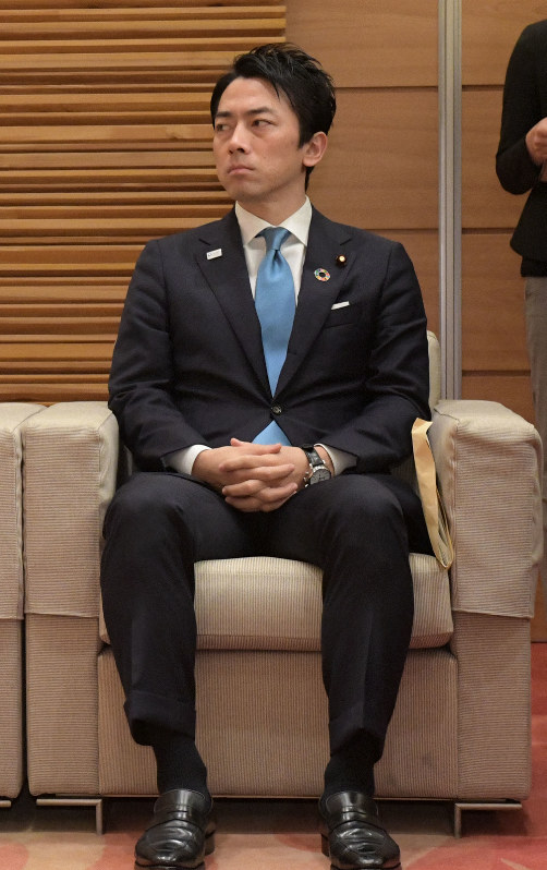 閣議に臨む小泉進次郎環境相=首相官邸で2019年12月27日午前9時6分、川田雅浩撮影
