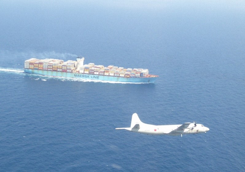 海賊対処のため、ソマリア沖アデン湾の上空を飛行するP3C哨戒機=防衛省提供