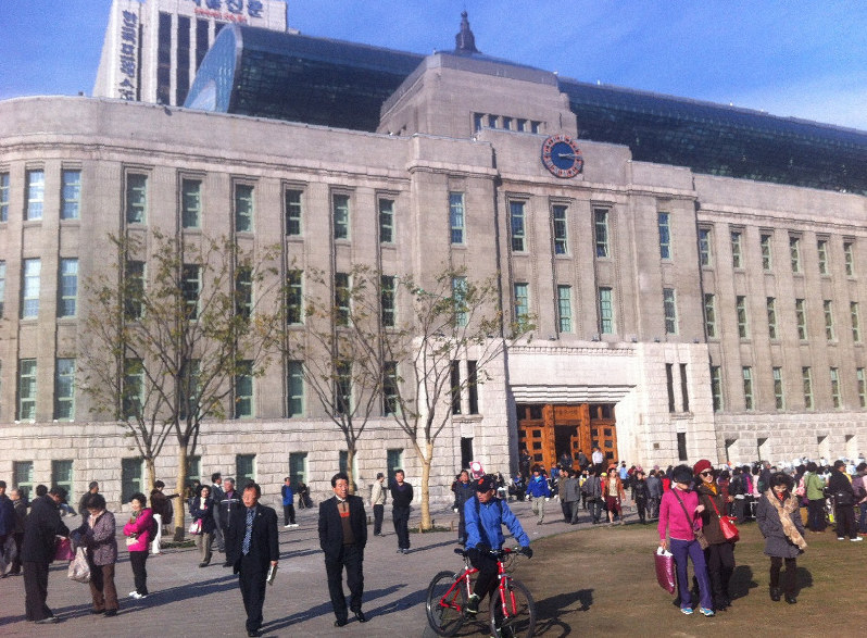 韓国・ソウル市庁舎=澤田克己撮影