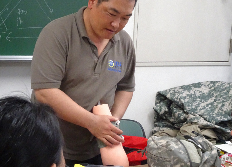 照井さんによる止血帯止血法の実演・実習。