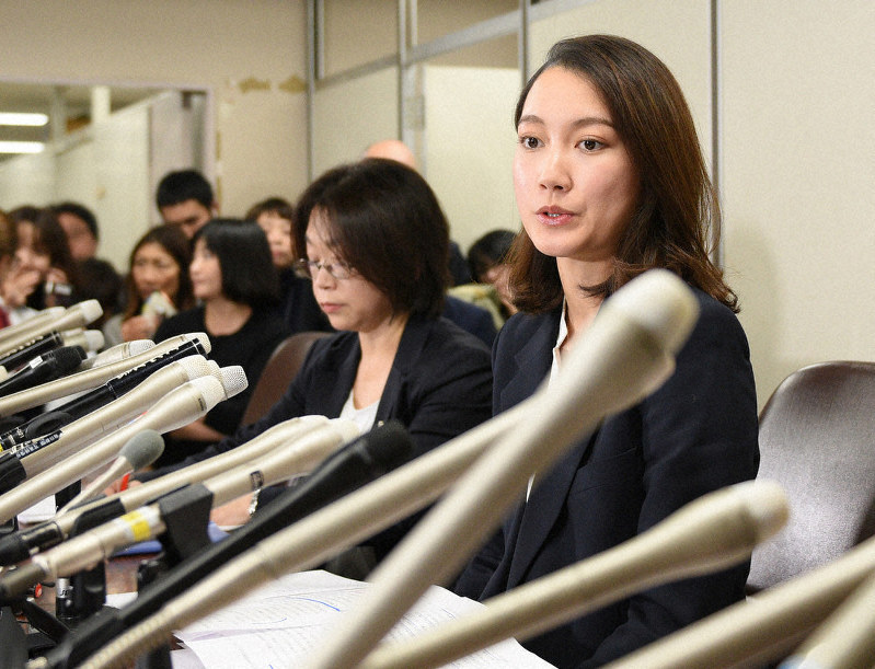 東京地裁で勝訴後、記者会見する伊藤詩織さん(右)=東京都千代田区で2019年12月18日午後4時2分、丸山博撮影