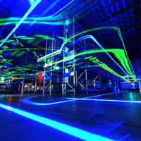 倉庫の中を動き回る無人フォークリフトの光跡=兵庫県三田市で、山田尚弘撮影(約5分間露光)