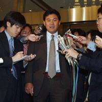 プロ野球に新規参入を表明した三木谷（中央）＝２００４年９月扗日、手塚耕一郎撮影