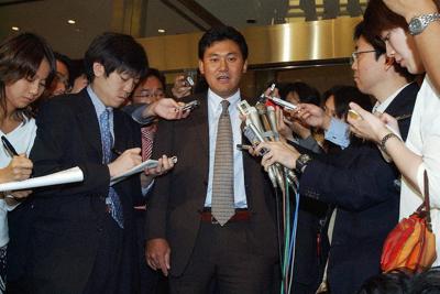 プロ野球に新規参入を表明した三木谷（中央）＝２００４年９月扗日、手塚耕一郎撮影