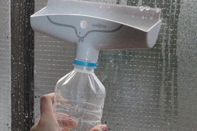 空きペットボトルで結露を集めるワイパー。早めに取り除きたい