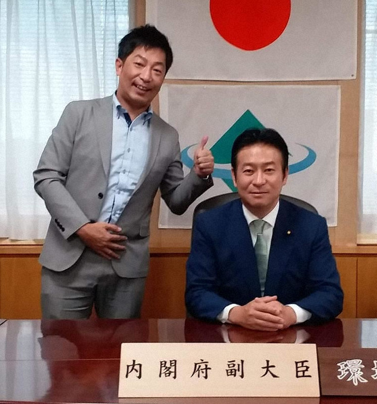 秋元司議員(右)の執務室で記念撮影に臨む紺野昌彦容疑者=紺野容疑者のインスタグラムより