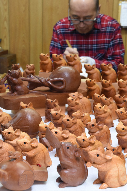 愛らしい「ね」！ 伝統の「一位一刀彫」でネズミ表現 岐阜 | 毎日新聞