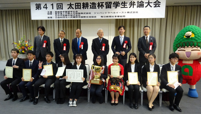 日本語で懸命に訴えた出場者たち(前列)=12月5日