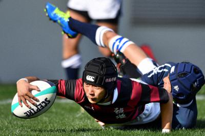 【報徳学園－山形中央】前半、相手ディフェンスを引きずりながら報徳学園の桃田がトライ＝木葉健二撮影